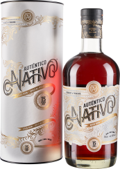 Eine Flasche und Geschenkdose eines hochwertigen Rums. Die Flasche hat ein elegantes Etikett mit goldenen Verzierungen und ein hochwertig verschlossener Korken. Die Flüssigkeit im Inneren hat eine tiefbraune Farbe. Die zylindrische Dose ist mit ähnlichen 