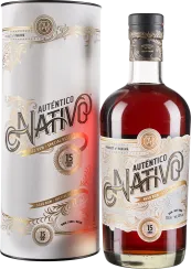 Eine Flasche und Geschenkdose eines hochwertigen Rums. Die Flasche hat ein elegantes Etikett mit goldenen Verzierungen und ein hochwertig verschlossener Korken. Die Flüssigkeit im Inneren hat eine tiefbraune Farbe. Die zylindrische Dose ist mit ähnlichen 