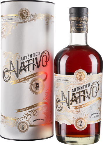 Eine Flasche und Geschenkdose eines hochwertigen Rums. Die Flasche hat ein elegantes Etikett mit goldenen Verzierungen und ein hochwertig verschlossener Korken. Die Flüssigkeit im Inneren hat eine tiefbraune Farbe. Die zylindrische Dose ist mit ähnlichen 