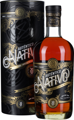 Die Flasche zeigt einen dunkelgoldenen Rum mit einem kunstvoll verzierten, gold-schwarzen Etikett, das elegant und luxuriös wirkt. Die Verpackung im Hintergrund spiegelt das Design mit ähnlichen Verzierungen wider, was dem Produkt ein hochwertiges und exk