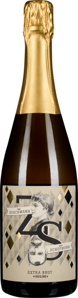 Eine Flasche Sekt mit goldener Folienverpackung um den Flaschenhals und einem kunstvoll gestalteten Etikett, das stilisierte Porträts und geometrische Muster in Schwarz und Gold zeigt.