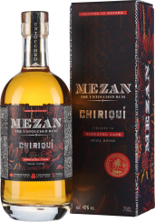 Flasche und Verpackung eines Destillats mit detailliertem, kunstvoll gestaltetem Etikett. Die Flasche ist mit bernsteinfarbenem Rum gefüllt und hat einen hölzernen Flaschenverschluss. Die Verpackung passt optisch zur Flasche mit dunklen, eleganten Mustern