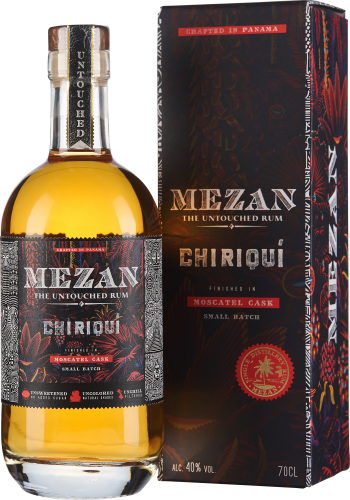 Flasche und Verpackung eines Destillats mit detailliertem, kunstvoll gestaltetem Etikett. Die Flasche ist mit bernsteinfarbenem Rum gefüllt und hat einen hölzernen Flaschenverschluss. Die Verpackung passt optisch zur Flasche mit dunklen, eleganten Mustern