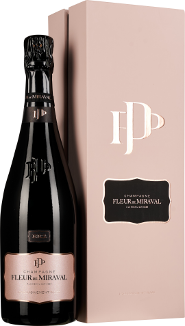 Schwarze Champagnerflasche mit dezentem Etikett in Roségold, flankiert von einer eleganten, rosa Geschenkbox mit schimmerndem Schriftzug.