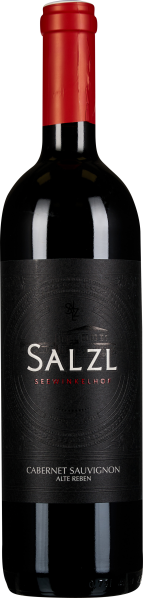 Die Weinflasche zeigt ein elegantes Design mit einem tiefroten Kapselverschluss. Das Etikett ist in dunklen Tönen gehalten und trägt eine dezente, kreisförmige Verzierung um den Markennamen, was ihr einen stilvollen und modernen Look verleiht.