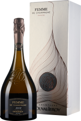 Flasche mit dunkel getöntem Glas, elegant geschwungener Form und detailliertem Relief-Emblem. Begleitet von einer hochwertigen, stilvoll gestalteten Geschenkbox.