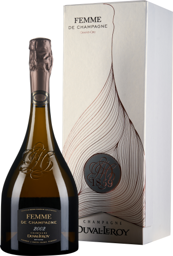 Flasche mit dunkel getöntem Glas, elegant geschwungener Form und detailliertem Relief-Emblem. Begleitet von einer hochwertigen, stilvoll gestalteten Geschenkbox.