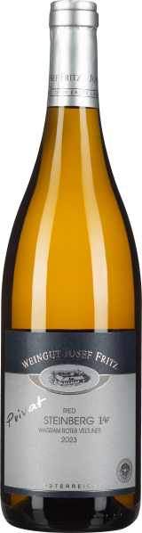 Eine Weinflasche mit goldenem Inhalt, silbernem Schraubverschluss und dunkelgrauem Etikett mit Logo und Text.