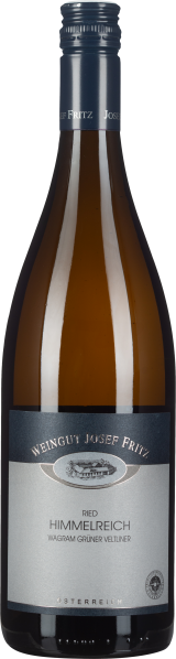 Eine Flasche Wein mit dunkelgrauem Schraubverschluss und elegantem Etikett in Grautönen. Die Flasche hat eine klassische Form und die Farbe des Weins schimmert bernsteinfarben durch das Glas.