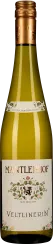Flasche mit goldenem Schraubverschluss, grünlichem Weißwein und elegantem Etikett mit floralen Verzierungen.