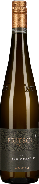 Die Weinflasche hat eine elegante, schlanke Form mit einem dunkelgrünen Glas und einem goldfarbenen Schraubverschluss. Das Etikett ist dunkel mit filigranen, ornamentalen Mustern und weißer Schrift.