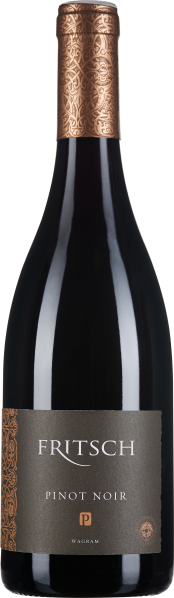 Die Weinflasche zeigt einen dunklen, glänzenden Glaskörper. Das Etikett ist elegant in dunklem Grau gehalten, ergänzt durch bronzefarbene Verzierungen. Der Flaschenhals ist mit einer detaillierten, bronzefarbenen Folie umwickelt.