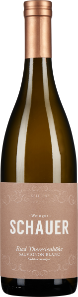 Eine elegante Weinflasche mit brauner Kapsel und einem hellbraunen Etikett, auf dem in großen weißen Buchstaben der Name des Weinguts steht. Die Flasche hat eine schlanke, leicht konische Form und präsentiert sich vor einem neutralen Hintergrund.