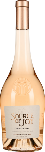 Eine elegante Weinflasche mit sanftem Roséwein und kupferfarbenem Verschluss. Das Etikett ist in hellen Tönen gestaltet und präsentiert ein stilvolles Design.