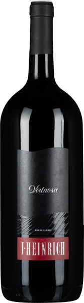 Dunkle Weinflasche mit elegantem schwarzem Etikett, verziert mit einem silbernen Schriftzug und rotem Akzent; modernes und stilvolles Design.