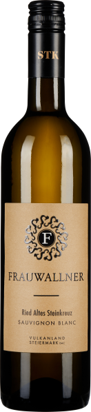 Flasche Weißwein mit goldbraunem Etikett und schwarzem Drehverschluss. Das Etikett zeigt ein stilisiertes Emblem und klare Schriftzüge. Der Flaschenkörper ist schlank und elegant gestaltet.