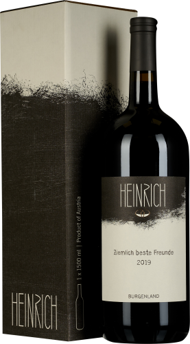 Eine elegante Weinflasche mit dunklem Etikett, das kunstvoll schwarz-weiße Grafiken zeigt. Daneben befindet sich eine passende, minimalistisch gestaltete Box in ähnlichem Design.