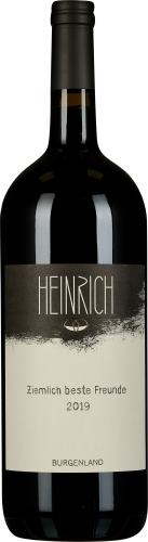 Dunkle Weinflasche mit schlichtem, schwarz-weißem Etikett.