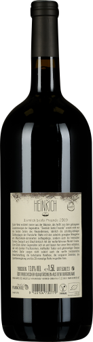 Große, dunkle Weinflasche mit elegantem Etikett und schwarzem Verschluss.