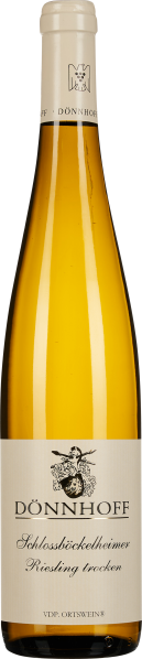 Die Weinflasche zeigt einen klaren, goldgelben Riesling mit einem eleganten, minimalistischen Etikett und einem cremefarbenen Verschluss.