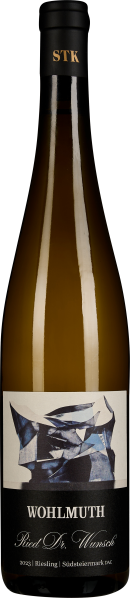 Die Abbildung zeigt eine schlanke Weinflasche mit einem modernen Etikett, das eine abstrakte Illustration in blauen und schwarzen Tönen enthält. Der Flaschenhals ist schwarz mit goldener Prägung.