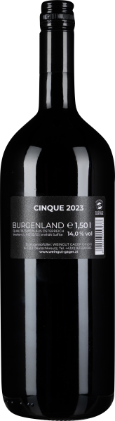 Große, schwarze Weinflasche mit schlichter schwarzer Etikettierung.