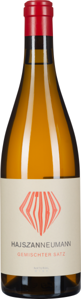 Eine Weinflasche mit rotem Verschluss und beigem Etikett, darauf ein stilisiertes, rotes Logo. Die Flasche enthält einen klaren, goldgelben Wein.