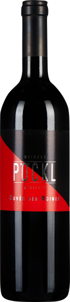 Dunkle Weinflasche mit rotem Etikett, diagonale schwarze Streifen mit silberner Schrift.