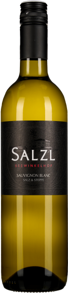 Grüne Weinflasche mit schwarzem Etikett, auf dem subtil verziert der Name prangt. Der Wein schimmert golden und wird mit einem schwarzen Schraubverschluss verschlossen.