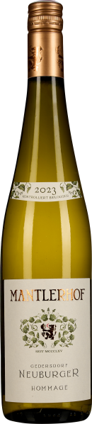 Die Weinflasche zeigt eine elegante, grünlich-gelbe Farbgebung des Weins, mit einem goldenen Schraubverschluss. Das Etikett ist hell und abgesetzt mit künstlerischen Verzierungen in Grün und Gold.