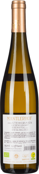 Klare Weinflasche mit goldener Kapsel, cremefarbenem Etikett, transparenter, hellgelber Flüssigkeit.