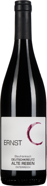 Dunkle Weinflasche mit schlichtem, weißem Etikett; darauf ein stilisiertes Weinglas-Logo in Rot und klare schwarze Schrift.