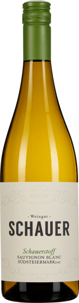 Eine klare Weinflasche mit grünem Schraubverschluss, gefüllt mit blassgoldenem Wein. Auf dem Etikett sind elegante Verzierungen und kräftiger schwarzer Text zu sehen.