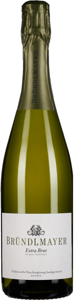 Die Abbildung zeigt eine Sektflasche mit grünlicher Färbung und bauchiger Form. Der Flaschenhals ist mit einer dunkelgrünen Folie umhüllt. Ein schlichtes Etikett in Weiß ziert die Vorderseite.