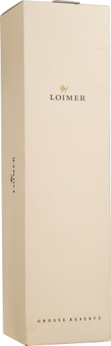 Helle, minimalistische Weinverpackung mit eleganter Schrift und dezenter Verzierung.