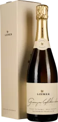 Eine Flasche Schaumwein mit goldener Kapsel und heller Etikettierung steht vor einer passenden, dezent gestalteten Geschenkbox. Die Optik ist elegant und verleiht einen hochwertigen Eindruck.