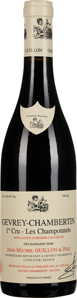 Eine elegante Weinflasche mit einem cremefarbenen Etikett, das kunstvolle Illustrationen und rote sowie schwarze Schrift aufweist. Die Flasche hat einen schmalen Hals und einen beigefarbenen Verschluss mit dekorativen Elementen.