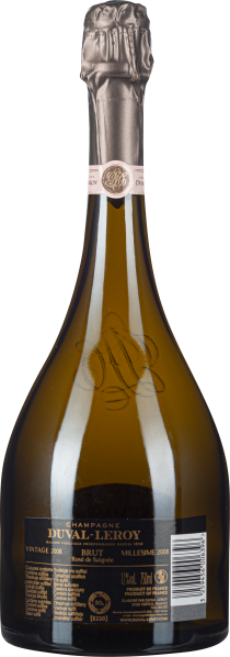 Champagnerflasche mit eleganter Form, kupferfarbenem Folienhals und schwarzem Etikett.