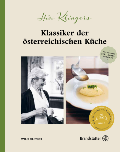 Kochbuch-Cover mit einem grünen Rand; links ein Schwarz-Weiß-Foto einer älteren Frau mit Tasse, rechts ein Farbfoto von einem Teller mit Nockerl in Brühe, darüber eine Schöpfkelle. Goldenes Kochbuchpreis-Siegel unten.