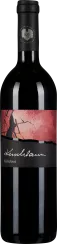 Die Weinflasche hat ein elegantes, dunkles Design mit einem kunstvollen Etikett, das in Rottönen gehalten ist und einen silhouettenhaften Baum zeigt. Der Verschluss ist schwarz mit einem dezenten Logo in Silber.