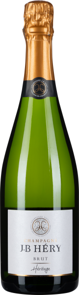 Grüne Champagnerflasche mit goldener Folie um den Korken, schwarzem Etikett am Flaschenhals und schlichtem weißen Hauptetikett.