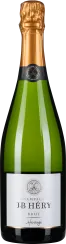 Grüne Champagnerflasche mit goldener Folie um den Korken, schwarzem Etikett am Flaschenhals und schlichtem weißen Hauptetikett.
