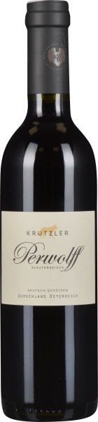 Dunkle Weinflasche mit hellem Etikett und schwarzer Kapsel.