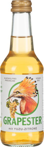 Flasche mit hellgelber Flüssigkeit und einem goldenen Kronkorken. Auf dem Etikett ist ein stilisierter Vogel mit buntem Federkleid zu sehen, der ein Bündel Trauben hält.