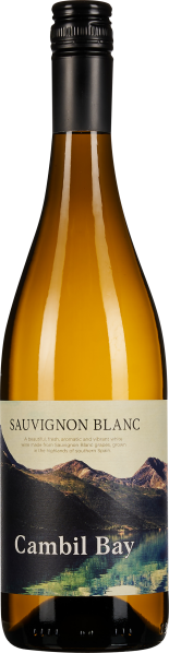 Weinflasche mit gelblichem Inhalt und schwarzem Schraubverschluss. Das Etikett zeigt eine Landschaft mit Bergen und einem See.