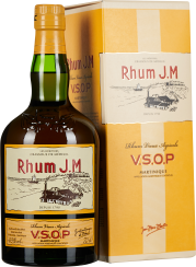 Dunkelbraune Rumflasche mit detailliertem Etikett neben einer cremefarbenen, illustrierten Verpackung.