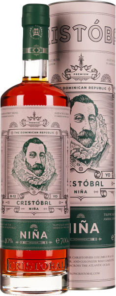 Flasche mit braunem Destillat und grünem Etikett, das ein historisches Porträt zeigt. Die Verpackung im Hintergrund greift das Design der Flasche auf und unterstreicht den edlen Charakter des Produkts.