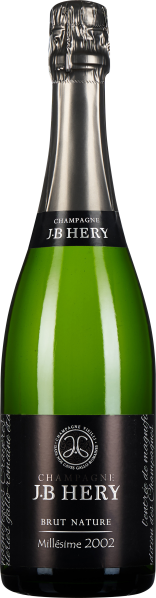 Das Bild zeigt eine elegante Champagnerflasche mit einem metallisch silbernen Hals und einer dunkelgrünen, transparenten Glasflasche. Das Etikett ist schwarz mit weißer und goldener Schrift.