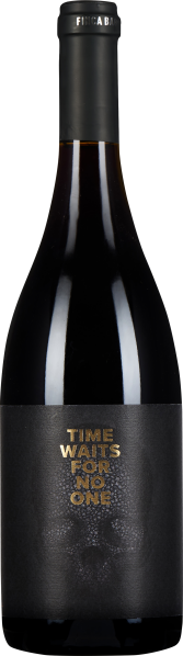 Die Weinflasche hat ein elegantes, schlichtes Design mit einem mattschwarzen Etikett und goldener Schrift. Der Flaschenhals ist ebenfalls schlicht schwarz gehalten.