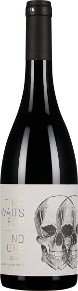 Die Weinflasche besitzt ein dunkles Glas und ein schwarzes Etikett mit einer Abbildung von zwei ineinander übergehenden Totenköpfen. Der Flaschenhals ist mit einer schwarzen Kapsel versiegelt.